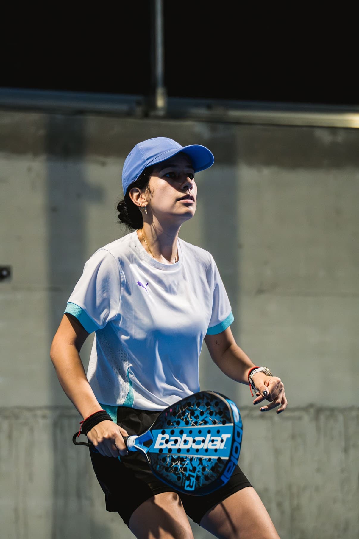 María playing padel
